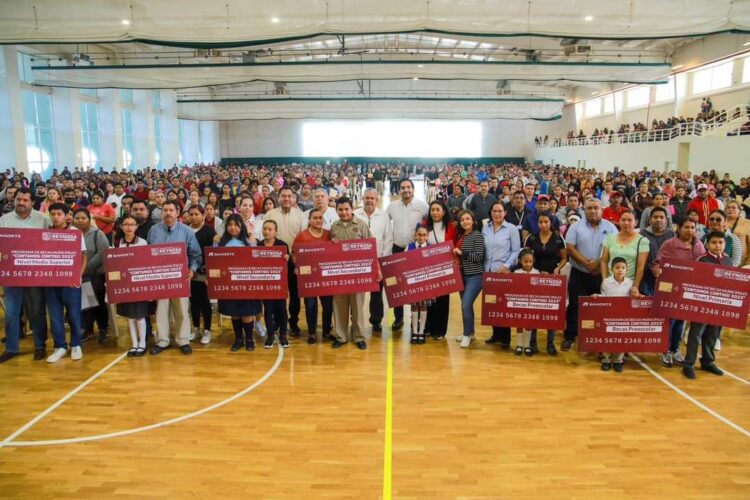 Entrega Peña Ortiz mas de mil 500 becas municipales