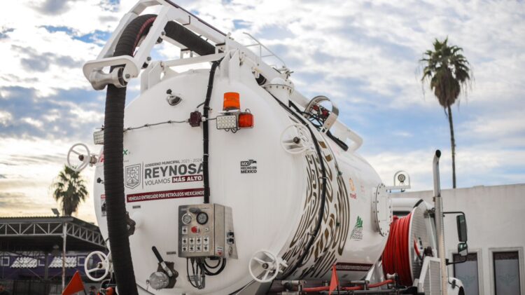 Entregó Carlos Peña Ortiz nuevo camión Vactor en Reynosa