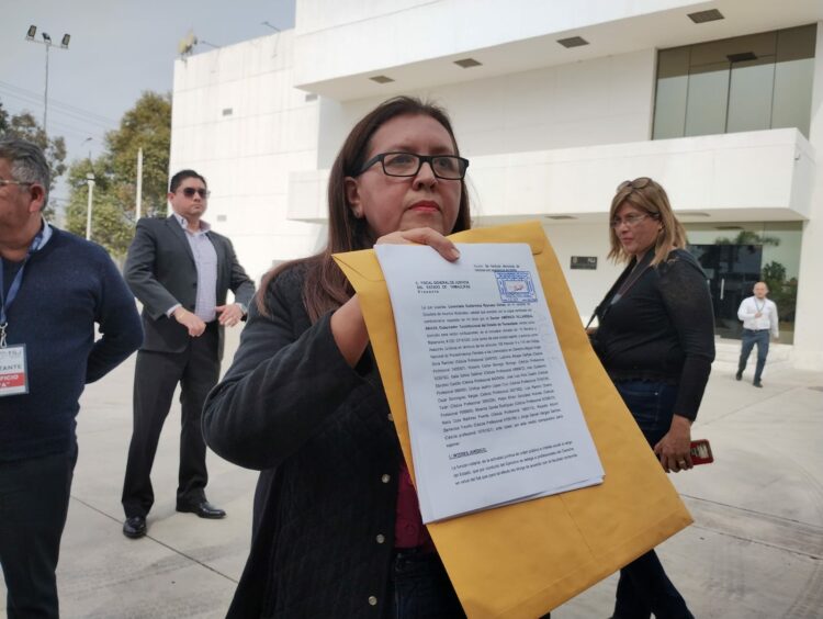 Presentan denuncia de hechos contra Cabeza de Vaca por falsificación de documento. Foto de Xóchitl García/EnUn2x3