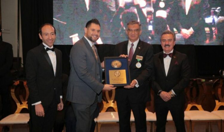 Reconoce LULAC a Américo como Líder Binacional 2024