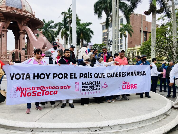 Realizan en Tamaulipas marcha rosa. Foto de Tania Villanueva para En un 2x3