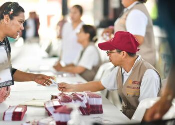 Entrega alcalde Becas Benito Juárez a estudiantes del CBTIS 7