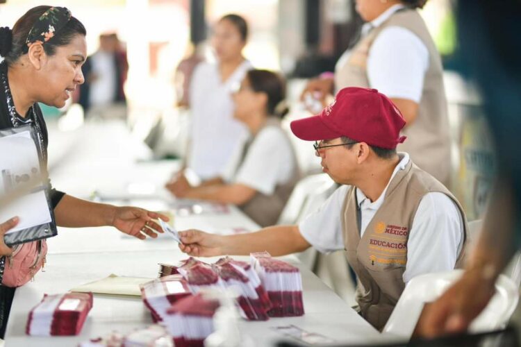 Entrega alcalde Becas Benito Juárez a estudiantes del CBTIS 7