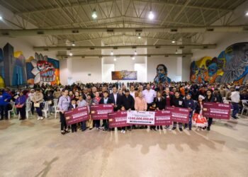 Reciben estudiantes reynosenses Becas entregadas por Peña Ortiz