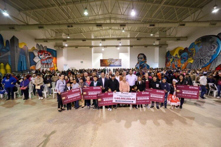 Reciben estudiantes reynosenses Becas entregadas por Peña Ortiz
