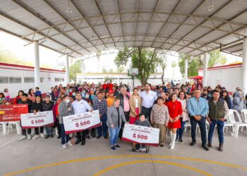 Entrega alcalde de Reynosa becas a niños con discapacidad