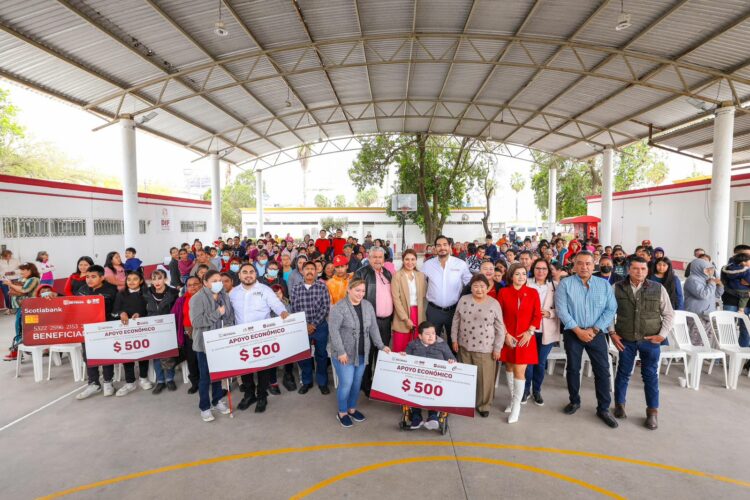 Entrega alcalde de Reynosa becas a niños con discapacidad