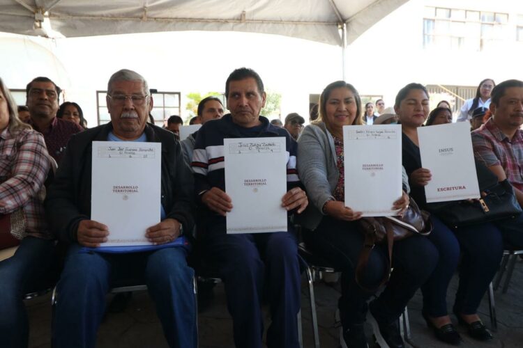 Entregan escrituras a familias victorenses