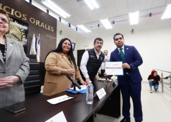 El rector Dámaso Anaya sostiene encuentro con universitarios de la FADYCS-UAT