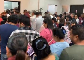 Protestan cientos de trabajadores de Salud por congelación de plazas