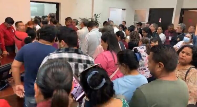 Protestan cientos de trabajadores de Salud por congelación de plazas