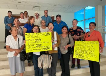 Vecinos de Casas exhiben invasión de predios en el Congreso del Estado