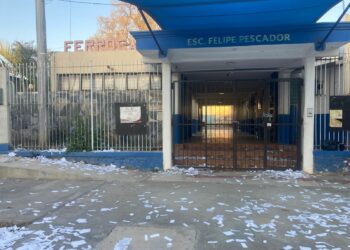 Protestan en contra de director de primaria por acoso sexual y mal manejo de dinero