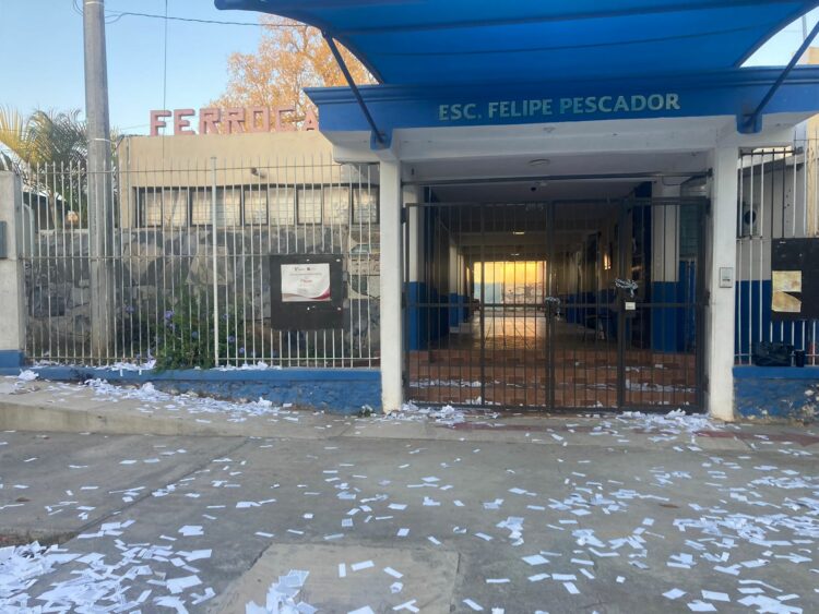 Protestan en contra de director de primaria por acoso sexual y mal manejo de dinero