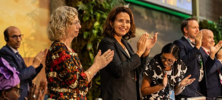 PNUMA / Natalia Mroz La directora ejecutiva del PNUMA y Leila Benali, presidenta de la UNEA-6, durante la sesión plenaria de clausura de la sexta sesión de la Asamblea de las Naciones Unidas sobre el Medio Ambiente (UNEA-6) en Nairobi, Kenia