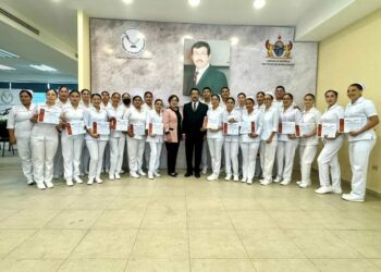 Toman protesta a egresados de enfermería en Mante