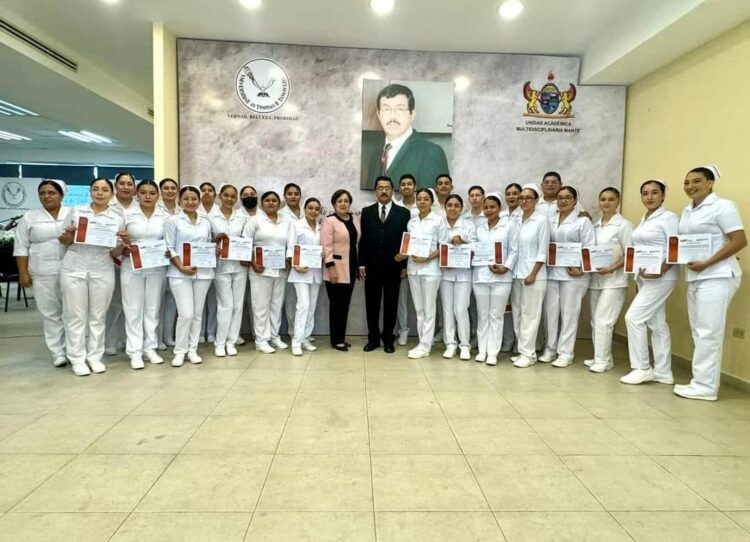 Toman protesta a egresados de enfermería en Mante