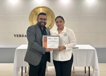 Imparten conferencia sobre derechos humanos, en la Facultad de Comercio Laredo