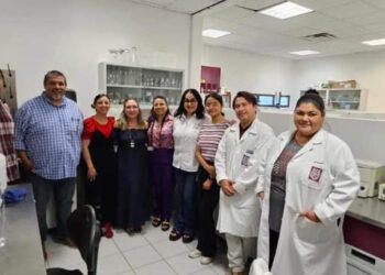 Estudiantes de Reynosa Rhode visitan instalaciones del Centro de Biotecnología Genómica