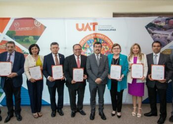Entrega el rector Dámaso Anaya nombramientos a titulares de las secretarías de la UAT
