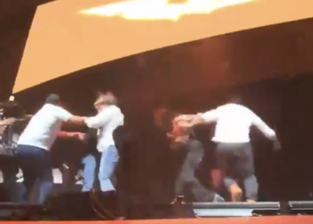 Al menos cinco muertos y 15 heridos por caída de templete de MC. Foto tomada de video