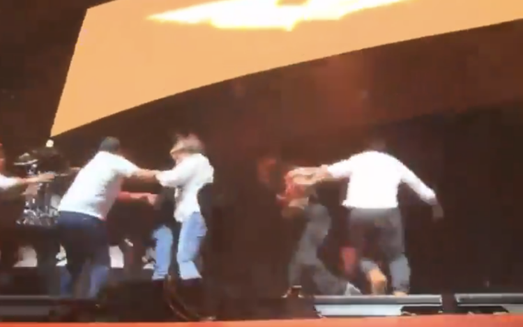 Al menos cinco muertos y 15 heridos por caída de templete de MC. Foto tomada de video