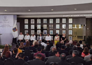 Reconocen trayectoria de la maestra Graciela Mendiola