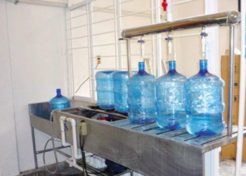 Suspenden 25 expendios de agua embotellada