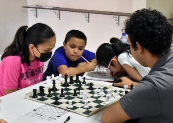 Desarrollan destreza mental en taller de ajedrez