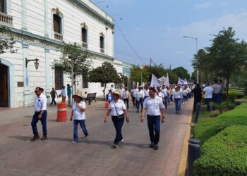 Desfilan trabajadores municipales