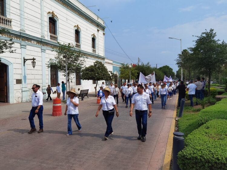Desfilan trabajadores municipales
