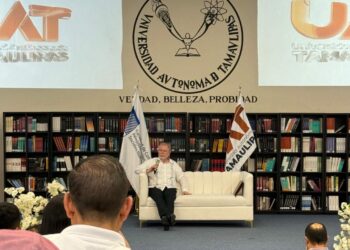 Imparte la UAT en Nuevo Laredo la Cátedra Octavio Paz con el escritor Anthony Stanton