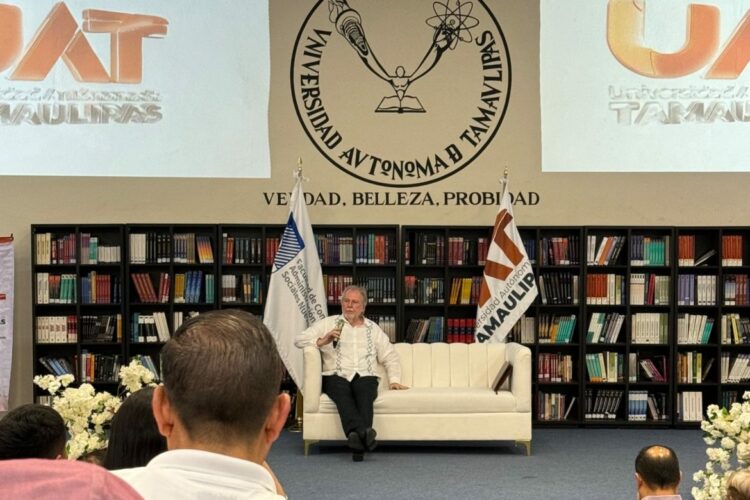 Imparte la UAT en Nuevo Laredo la Cátedra Octavio Paz con el escritor Anthony Stanton