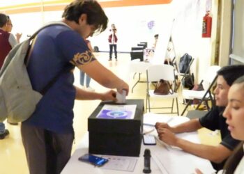 Participan estudiantes de la UAT en el Simulacro Electoral Universitario.