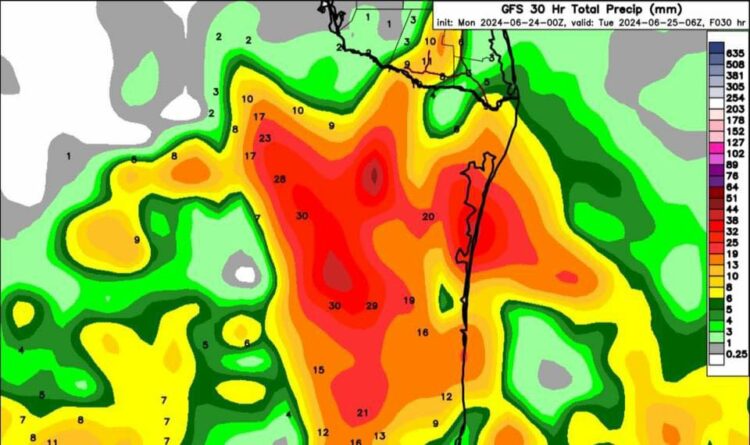 Impacta en La Pesca disturbio tropical: Persistirán las lluvias y viene el calor