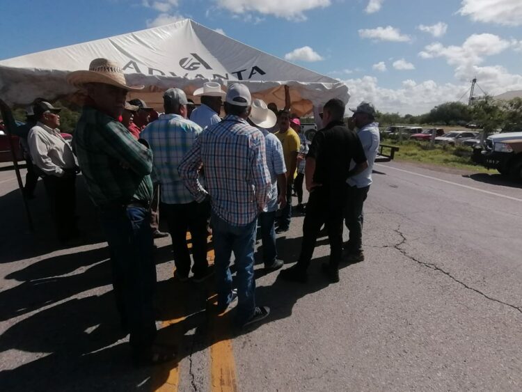 Agricultores realizan bloqueo en la carretera federal en San Fernando. Foto Cortesía