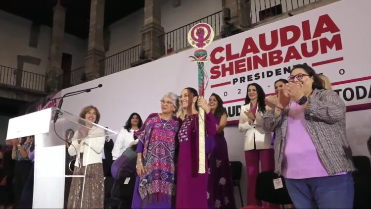Entregan a Claudia Sheinbaum el bastón de las mujeres