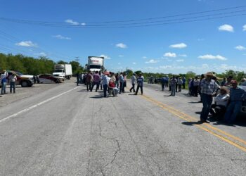 Agricultores bloquean la carretera San Fernando-Matamoros | Foto: Cortesía