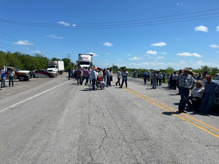 Agricultores bloquean la carretera San Fernando-Matamoros | Foto: Cortesía