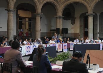 Sheinbaum se compromete con los padres y madres del caso Ayotzinapa | Foto: Página de Claudia Sheinbaum en Facebook