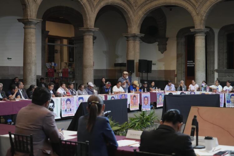 Sheinbaum se compromete con los padres y madres del caso Ayotzinapa | Foto: Página de Claudia Sheinbaum en Facebook