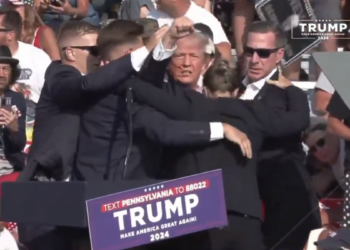Donald Trump sufre ataque en mitín; se reporta bien mientras su agresor fue abatido. Foto tomada de video