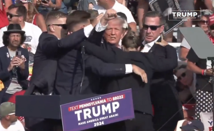 Donald Trump sufre ataque en mitín; se reporta bien mientras su agresor fue abatido. Foto tomada de video