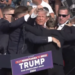 Donald Trump sufre ataque en mitín; se reporta bien mientras su agresor fue abatido. Foto tomada de video