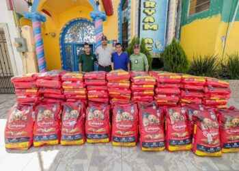 Entrega Gobierno de Reynosa 200 bultos de croquetas a asociación animalista