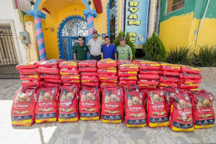 Entrega Gobierno de Reynosa 200 bultos de croquetas a asociación animalista