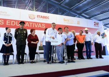 Entrega AVA becas que benefician a 54 mil estudiantes en Tamaulipas