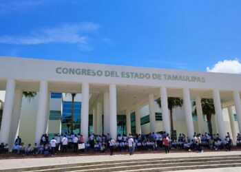 Marchan trabajadores del Poder Judicial para dialogar con legisladores