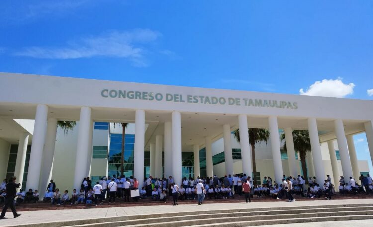 Marchan trabajadores del Poder Judicial para dialogar con legisladores