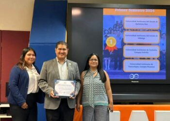 Estudiantes de economía de la UAT reciben reconocimiento nacional